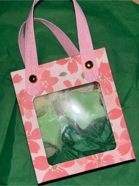 Key lime pie wax melts in Floral Pink Candle Gift Box